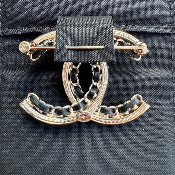 CHANEL 20K CLASSIC GOLD TONE LARGE BIG CC LOGO PEARL CHAIN CRYSTALS BROOCH PIN - Picture 8 of 11